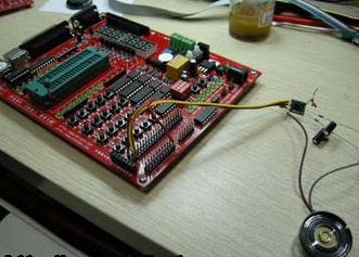 然后接上小喇叭，并且與我們的51單片機綜合學(xué)習(xí)系統(tǒng)P口相連