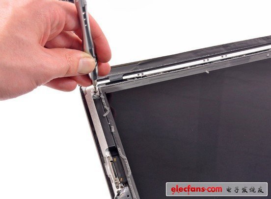 主板不太難拆解，上面有鏈接器、螺絲