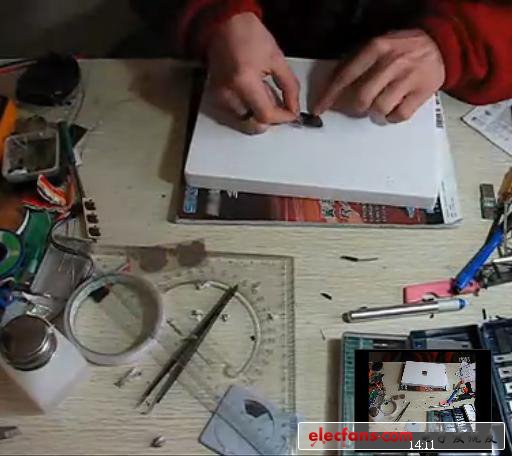 蓋上外殼，貼上自制的蘋果LOGO，哈哈，貼的時(shí)候還在量尺寸，夠細(xì)致