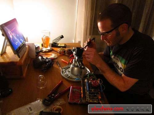 你問我為什么干這個(gè)？因?yàn)槲液痛蠹乙粯佣枷肴プ鲆粋€(gè)能發(fā)射激光的坦克。