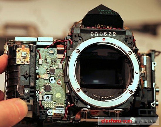 相機(jī)正面的電路同樣簡潔而組織得體。沒有長電線，線對被緊緊地扎在一起，并用塑料掛鉤定位