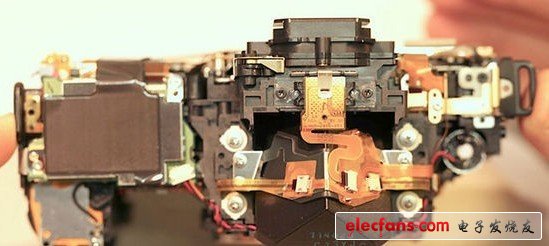 一個小細(xì)節(jié)展示了5D III設(shè)計上的改進(jìn)：用螺絲固定的電池卡扣做的非常容易更換