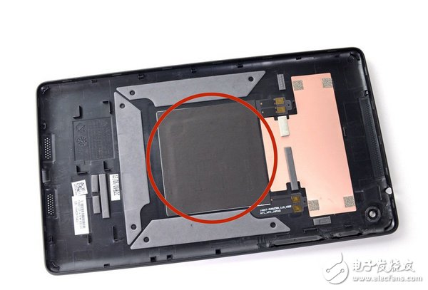 拆開后背，我們可以看到二代的無線充電感應(yīng)圈，向偉大的特斯拉致敬